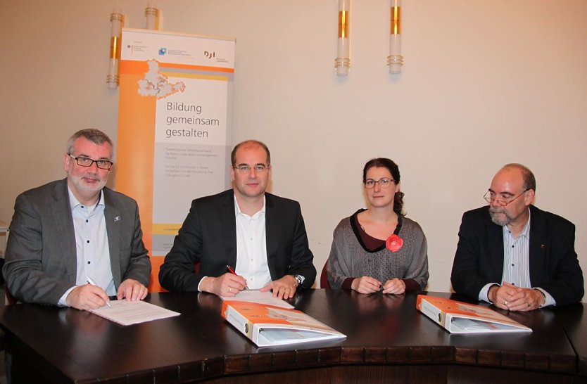 Stefan N&uuml;&szlig;le, Landrat Matthias Jendricke, Ulrike Richter und Hans-Georg M&uuml;ller bei der Unterzeichnung des Programms (Foto: Jessica Pieper)
