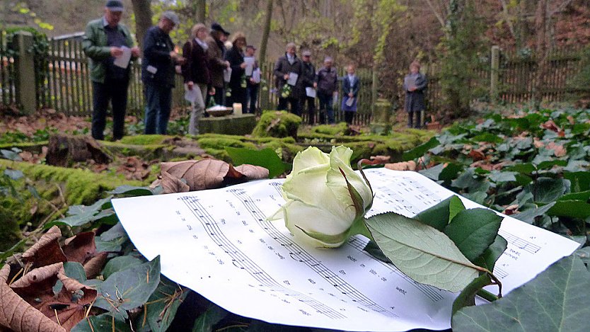 Gedenken zum 77. Jahrestag der Reichspogromnacht (Foto: Peter Möbius) Gedenken zum 77. Jahrestag der Reichspogromnacht (Foto: Peter Möbius)