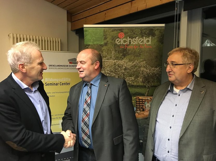 Gratulation f&uuml;r Gerold Wucherpfennig (Foto: Christoph G&uuml;nther)