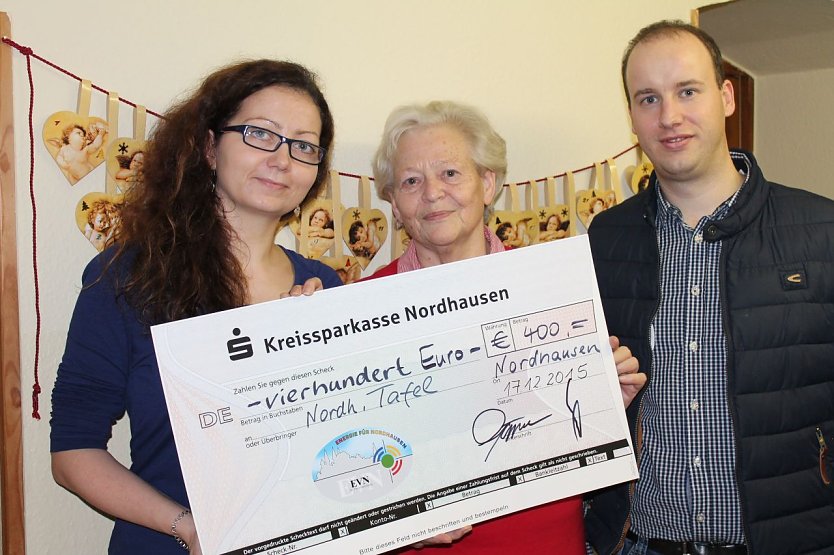 <i>Helga Rathnau (Mitte) nimmt den Scheck &uuml;ber 400 Euro von Stefanie Hitzing und Marco Dietrich von der EVN entgegen.</i> (Foto: Energieversorgung Nordhausen)