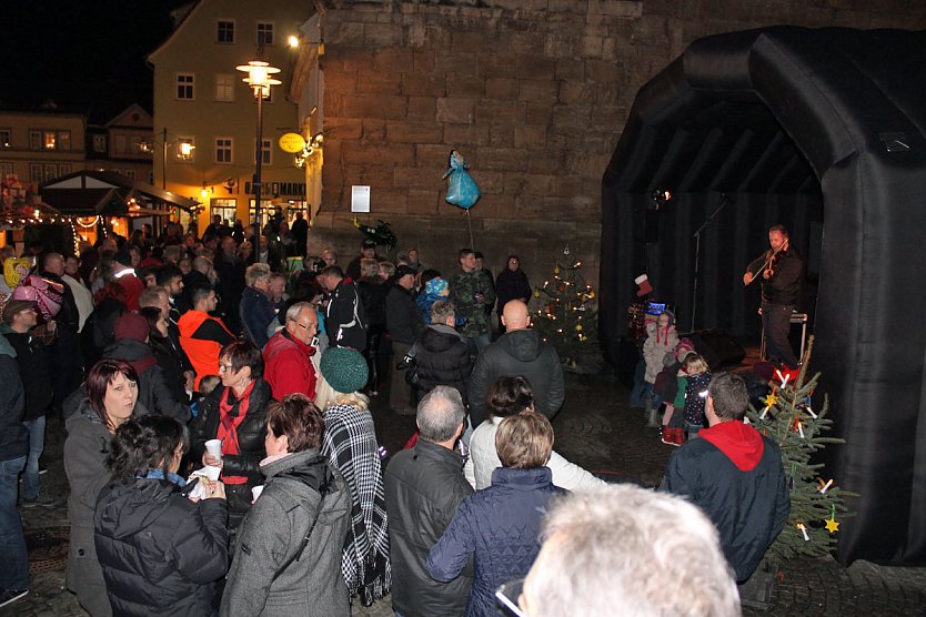 Gut besuchter Weihnachtsmarkt (Foto: Karl-Heinz Herrmann) Gut besuchter Weihnachtsmarkt (Foto: Karl-Heinz Herrmann)