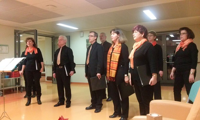 Der Cantamus Chor sang auf Einladung des Nordh&auml;user Schwimmvereins am S&uuml;dharzklinikum (Foto: K. Berndt)
