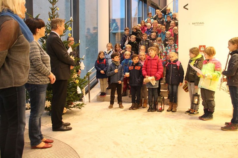 Evangelische Grundschule trug ihr Licht bis in das Bürgerhaus (Foto: Patrick Grabe, Pressestelle Stadt Nordhausen) Evangelische Grundschule trug ihr Licht bis in das Bürgerhaus (Foto: Patrick Grabe, Pressestelle Stadt Nordhausen)