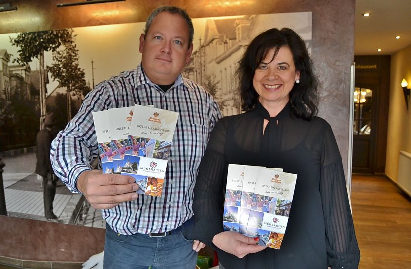 Marco Fongern vom "Brauhaus zum L&ouml;wen" und Andrea Unrein von der Stadtverwaltung (Wirtschaftsf&ouml;rderung/Stadtmarketing) pr&auml;sentieren den Info-Flyer. (Foto: Foto: Stadtverwaltung)
