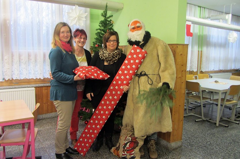F&ouml;rderverein &uuml;bergibt Spenden (Foto: Alexandra G&uuml;nther)