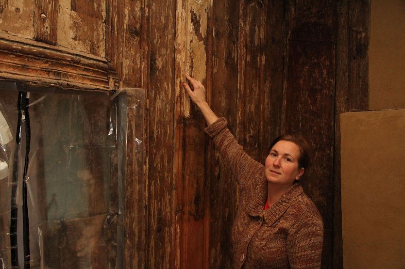 Restauratorin Suzy Hesse lebt und arbeitet in der Domstra&szlig;e 12 (Foto: Angelo Glashagel)