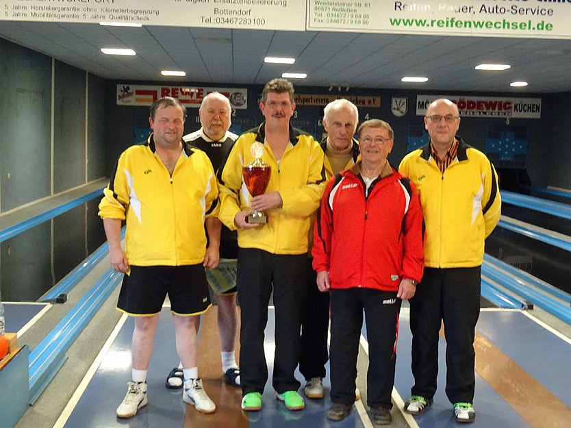 Apolda gewinnt Dank Roland Heisler den Pokal (Foto: Knut Herzau)