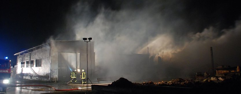 Eine 60 mal 25 Meter gro&szlig;e Scheune ist am heutigen Neujahrsmorgen in Sittichenbach abgebrannt. Fast 60 Feuerwehrleute l&ouml;schten seit kurz nach ein Uhr das Feuer. Stehen blieb nur ein massiv errichteter Restteil (links im Bild). (Foto: Jochen Miche)