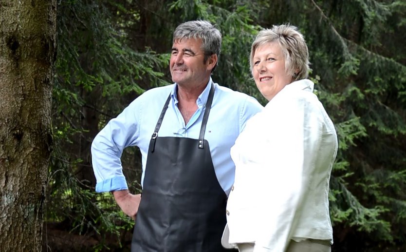 Uwe Schaumann, seines Zeichens Inhaber des Wirtshauses Zum Netzkater und Martina R&ouml;der, Gesch&auml;ftsf&uuml;hrerin der Neanderklinik Harzwald (Foto: Ulrike Tuschy)