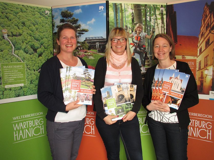 Martina Damm (Touristinformation Bad Langensalza), Anne-Katrin Ibarra Wong (Welterberegion Wartburg Hainich e.V.) und Nancy Krug (Tourist Information M&uuml;hlhausen) pr&auml;sentieren die neuen Urlaubsplaner � drei unterschiedliche Titel mit selben Inhalt. (Foto: Foto: Verband der Welterberegion Wartburg Hainich)
