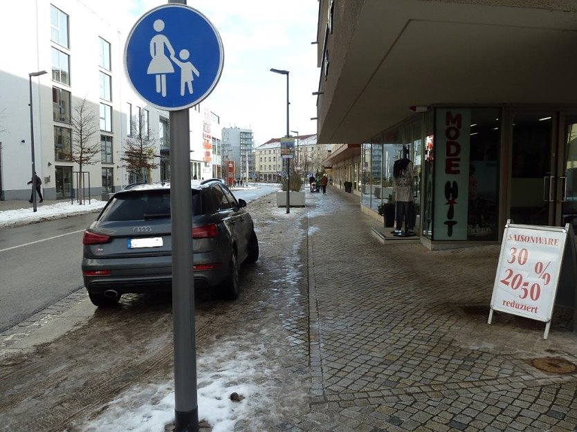 Warum wird der Fu&szlig;weg nicht vom Schnee befreit? (Foto: G. Hesse)