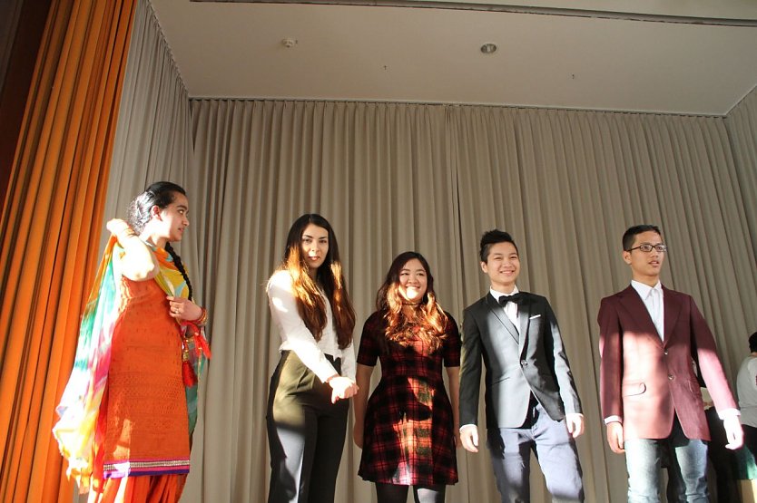 Als Jahrgangsbeste wurden Navreeth Bopani aus Indien, Karina Davitriam aus der Ukraine, Nguyen Thi Bich Hanh und Thi Ha My Tran aus Vietnam sowie Emil Adriansyah aus Indonesien besonders geehrt (Foto: Angelo Glashagel)