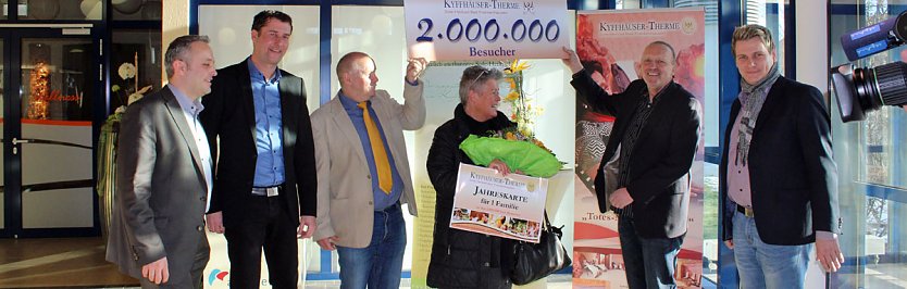 2 Millionste Besucher in der Kyffhäuser-Therme begrüßt! (Foto: Karl-Heinz Herrmann) 2 Millionste Besucher in der Kyffhäuser-Therme begrüßt! (Foto: Karl-Heinz Herrmann)