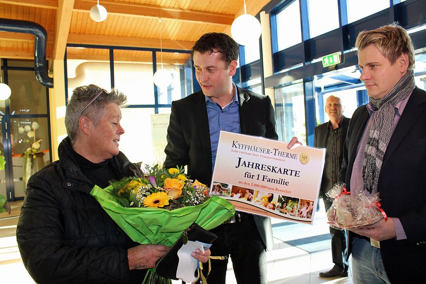 2 Millionste Besucher in der Kyffhäuser-Therme begrüßt! (Foto: Karl-Heinz Herrmann) 2 Millionste Besucher in der Kyffhäuser-Therme begrüßt! (Foto: Karl-Heinz Herrmann)