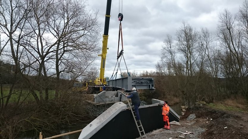 Br&uuml;ckenmontage f&uuml;r Unstrut-Werra-Radweg (Foto: Landratamt Kyffh&auml;userkreis)
