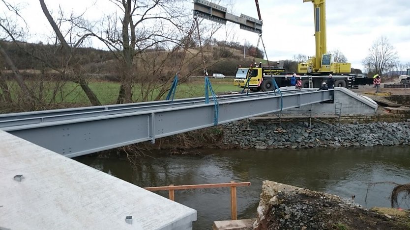 Br&uuml;ckenmontage f&uuml;r Unstrut-Werra-Radweg (Foto: Landratamt Kyffh&auml;userkreis)