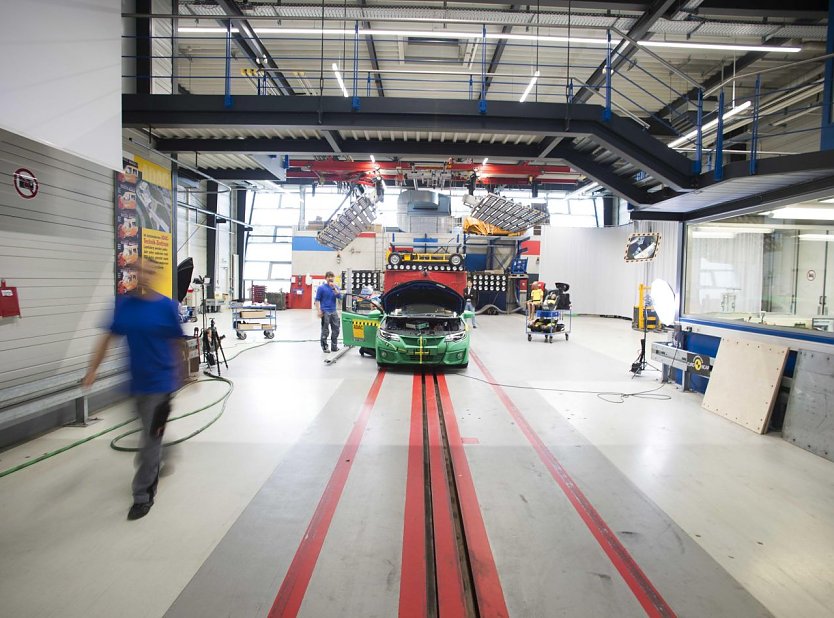 In der ADAC Crash-Anlage wird der gr&uuml;ne Honda Civic f&uuml;r den neuen Kompatibilit&auml;tstest vorbereitet. (Foto: ADAC)