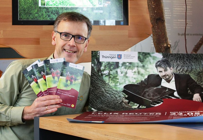 Uwe Müller präsentiert das neue Programm (Foto: Naturpark EHW) Uwe Müller präsentiert das neue Programm (Foto: Naturpark EHW)