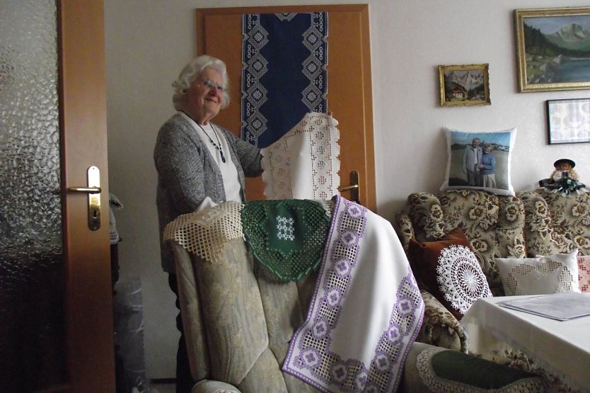 Lotte Dettmann mit ihren gestickten Kunstwerken. (Foto: Kurt Frank) Lotte Dettmann mit ihren gestickten Kunstwerken. (Foto: Kurt Frank)