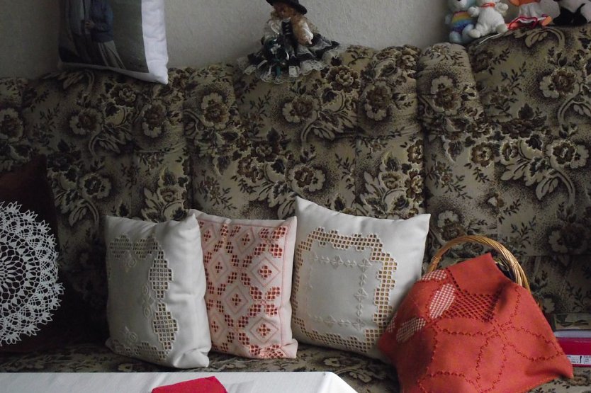 Hübsch von der Künstlerin gefertigte Kissenbezüge. (Foto: Kurt Frank) Hübsch von der Künstlerin gefertigte Kissenbezüge. (Foto: Kurt Frank)