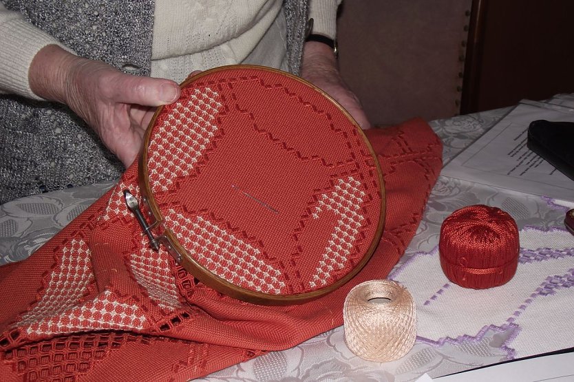 Unverzichtbar als Handwerkszeug ist der Stick-Rahmen. (Foto: Kurt Frank) Unverzichtbar als Handwerkszeug ist der Stick-Rahmen. (Foto: Kurt Frank)