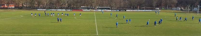 Blick auf den Platz - beide Teams machen sich warm (Foto: nnz)