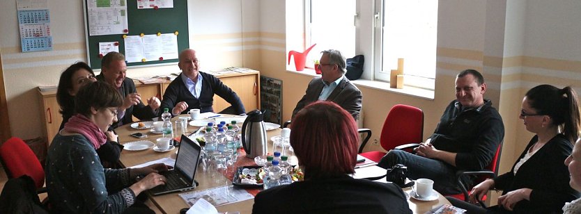 Besuch aus Berlin - der Bundestagsabgeordnete Manfred Grund sprach mit Sozialarbeitern (Foto: Angelo Glashagel)