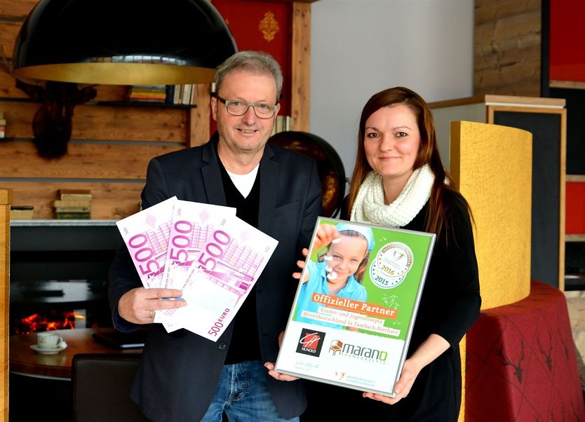 Spenden&uuml;bergabe (Foto: Stephan Masch)
