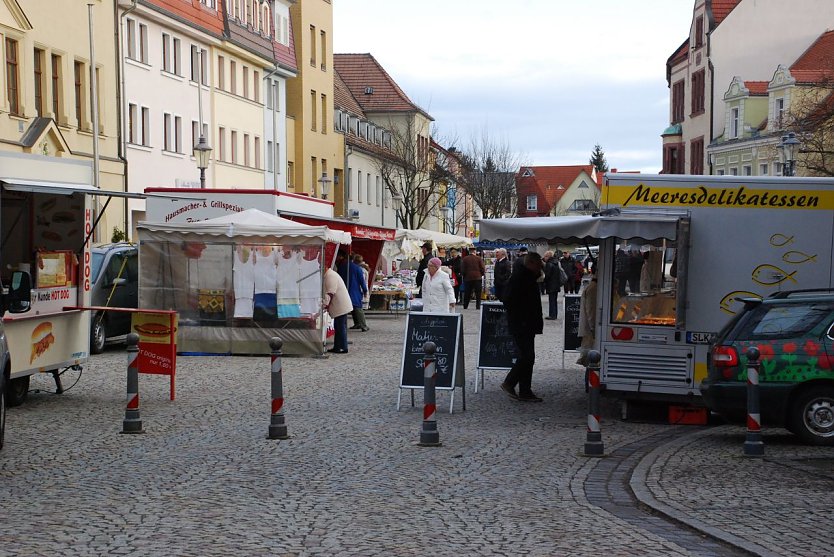 Da stehen sie wieder: die Poller. Die Besucher des Wochenmarktes kennen es nicht anders. (Foto: Jochen Miche)