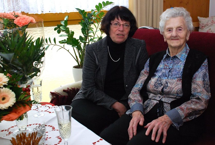 Landr&auml;tin Dr. Angelika Klein gratulierte heute Vormittag der Jubilarin. (Foto: Jochen Miche)