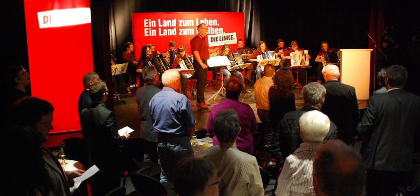 Gute Tradition: Zum Abschluss wird das Steigerlied gesungen. Es spielte die Musikschule Fr&ouml;hlich unter Leitung von Mario Dziallas. Sicherheitshalber hatte der Gastgeber Textbl&auml;tter vorbereitet. (Foto: Jochen Miche)