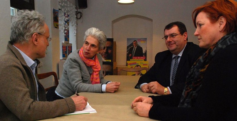 Marie-Agnes Strack-Zimmermann im Gespr&auml;ch mit Ingo Bodtke, Kathrin Tarricone und msh-online im Freiraum, dem Sitz der FDP in Hettstedt (ab 2. v. l. im Uhrzeigersinn). (Foto: Privat)