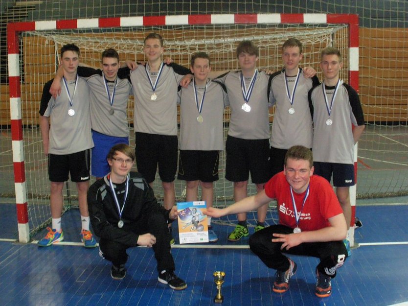 Franz Holznagel, Lukas Stolze, Lukas Henning, Yannik Hund, Hannes Poppendick, Maximilian Hund, Pascal Feuerstein; vorne: Christopher Orth und Luca Sch&uuml;ler (Foto: Werner H&uuml;tcher)