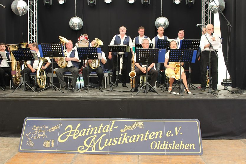 Treffen der Vereine (Foto: Karl-Heinz Herrmann) Treffen der Vereine (Foto: Karl-Heinz Herrmann)