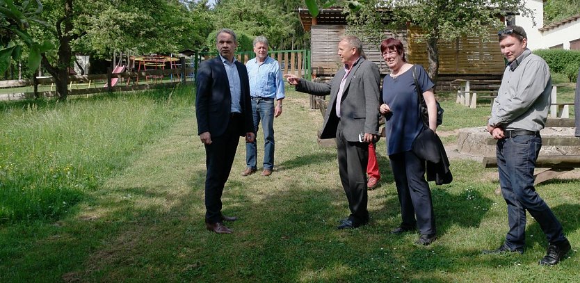 Ren&eacute; K&uuml;bler erl&auml;utert Georg Maier (ganz links) das Areal des Schullandheims. (Foto: nnz)