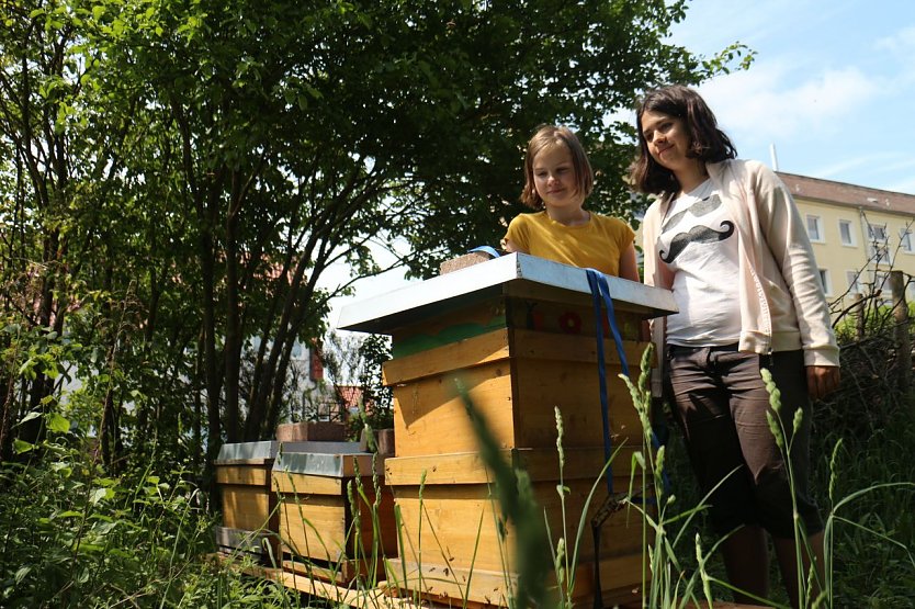 Talea und Laura sind angehnde Imkerinnen (Foto: Angelo Glashagel) Talea und Laura sind angehnde Imkerinnen (Foto: Angelo Glashagel)