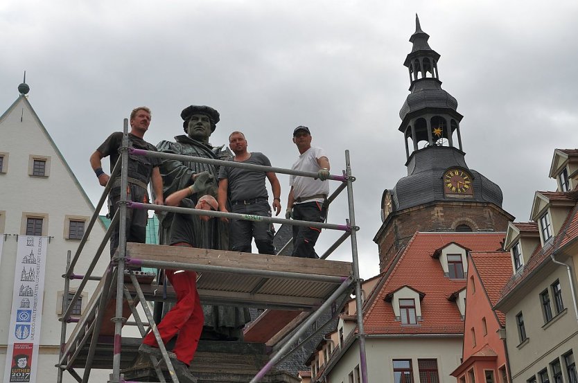 Die Firma A&szlig;mann Ger&uuml;stbau Eisleben GmbH aus der  Lutherstadt Eisleben baute das Ger&uuml;st auf. (Foto: Maik Knothe)