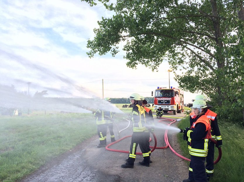 Grundausbildung Löscheinsatz (Foto: Feuerwehr Heiligenstadt) Grundausbildung Löscheinsatz (Foto: Feuerwehr Heiligenstadt)