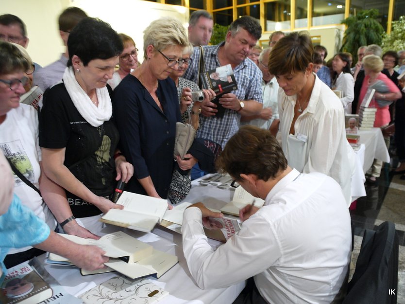 Beim B&uuml;cher signieren (Foto: Ilka K&uuml;hn)