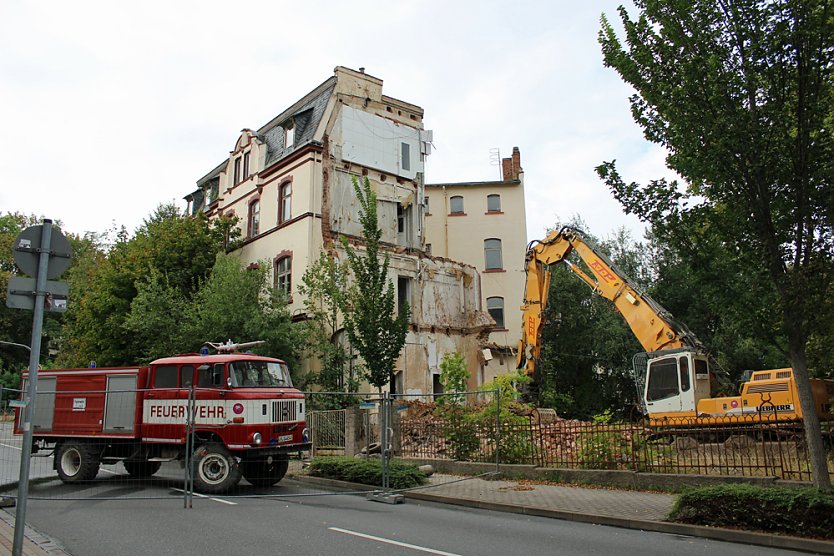 Lange Schlangen vor altem Finanzamt (Foto: Karl-Heinz Herrmann)