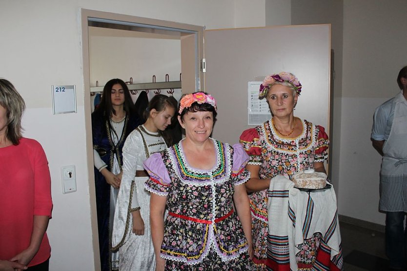 In die Kocht&ouml;pfe geschaut (Foto: Karl-Heinz Herrmann)