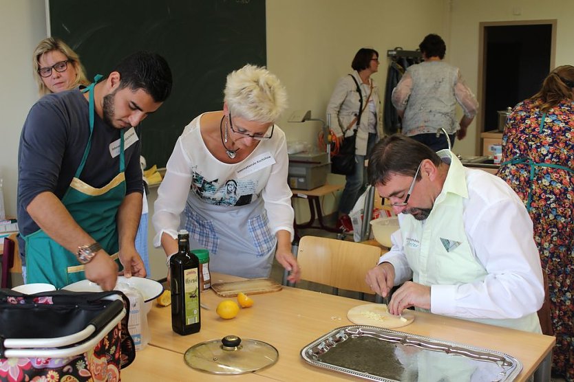 In die Kocht&ouml;pfe geschaut (Foto: Karl-Heinz Herrmann)