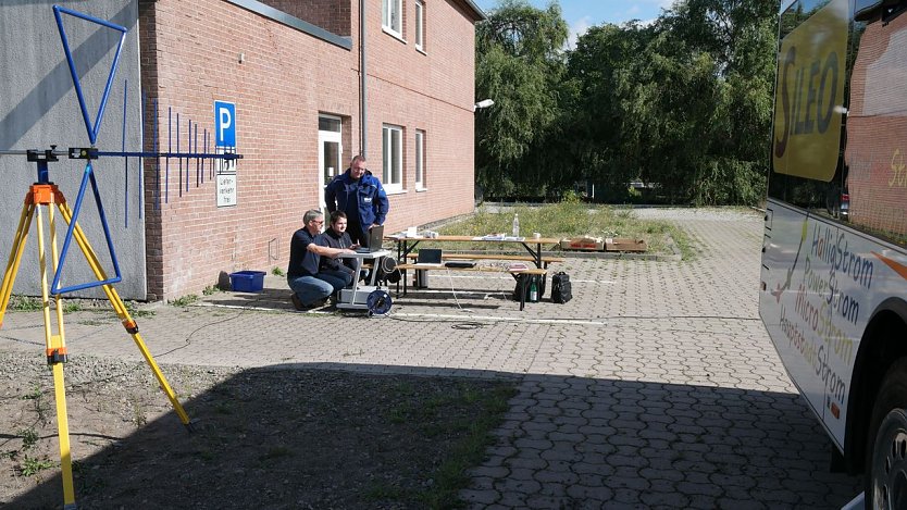 Kleebusch (stehend), Hentze und Hungsberg bei den Messungen (Foto: nnz)