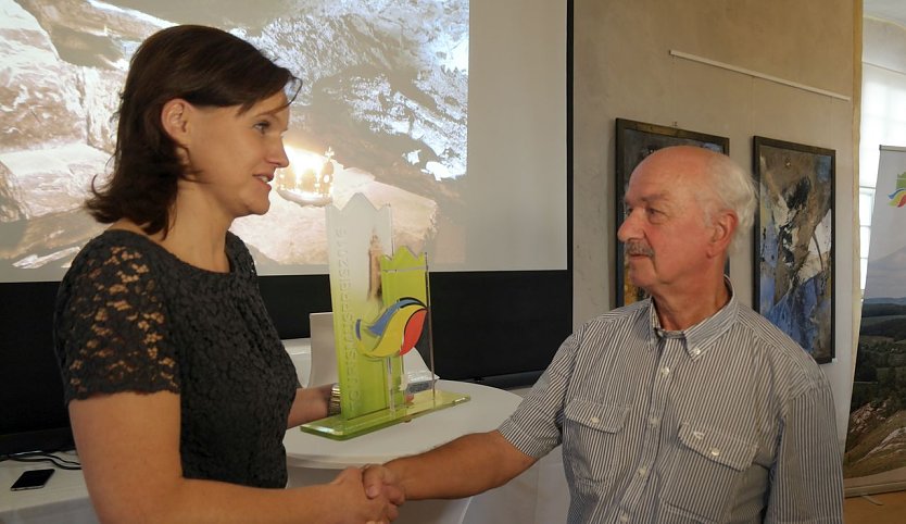 Landr&auml;tin Antje Hochwind ehrt Karl Heinz Herrmann (Foto: nnz)