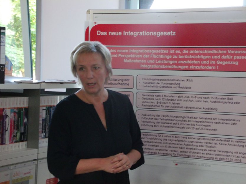 Die Vorsitzende der Gesch&auml;ftsf&uuml;hrung der Agentur f&uuml;r Arbeit Sangerhausen, Dr. Martina Scherer bei ihren Ausf&uuml;hrungen (Foto: bwi)