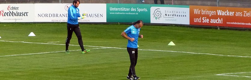 Auch Cheftrainer m&uuml;ssen sich aufw&auml;rmen (Foto: nnz)