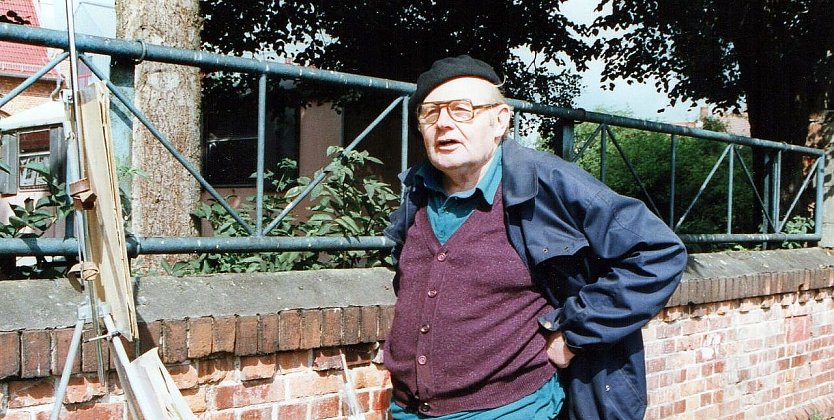 G&uuml;nter Groh malt die Rosenm&uuml;hle (Foto: H. Kneffel)