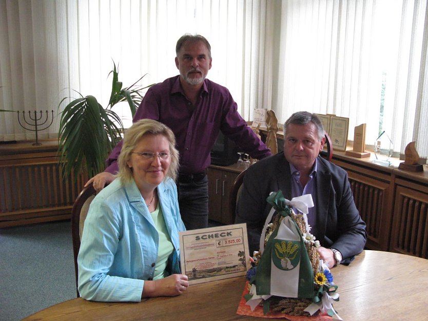 Landrat Harald Zanker &uuml;bergab einen Scheck in H&ouml;he von 3.525 Euro an Uwe Genzel und Carmen Listemann f&uuml;r die Organisation und Durchf&uuml;hrung des Traditionsfestes anl&auml;sslich 10 Jahre Mehrgenerationenhaus K&ouml;rner (Foto: Pressestelle Landratsamt Unstrut-Hainich-Kreis)
