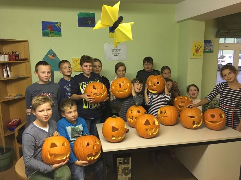 Grusellaternen selber gemacht - beim Familienverein Ellrich ging es heute den Kürbissen an den Kragen (Foto: Familienverein Ellrich e.V.)