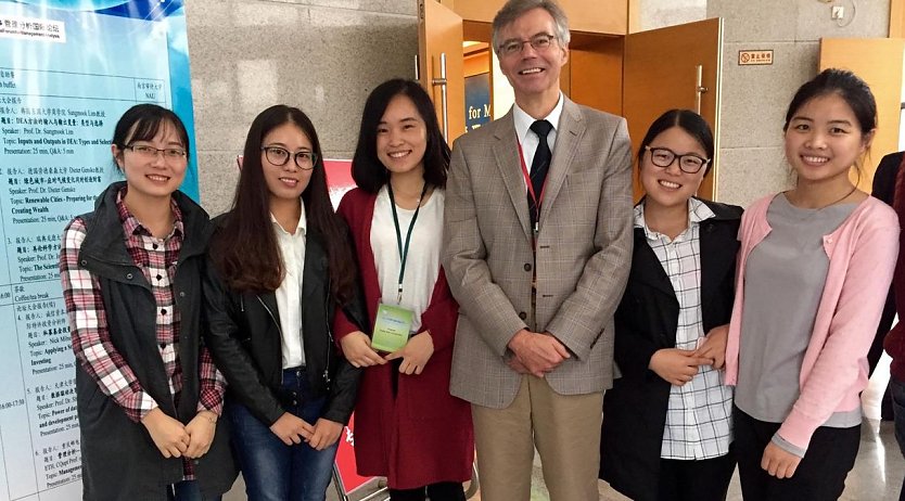 Mit Studentinnen der Nanjing Audit University NAU (Foto: Dai Yumeng)